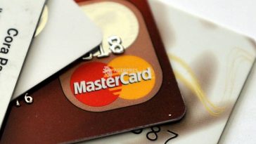 Peste jumătate dintre români folosesc serviciile bancare online, iar 54% cunosc RoPay (sondaj)