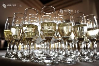 Producătorii de șampanie franțuzească vor recurge la rezervele de vin după ce canicula a afectat recolta de struguri