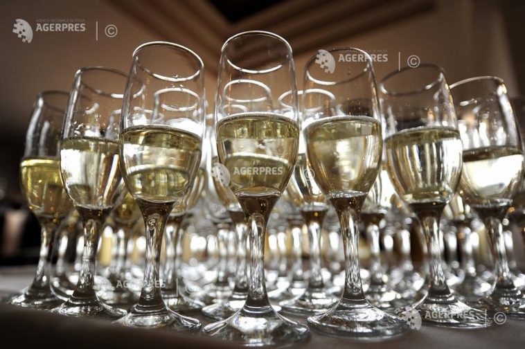 Producătorii de șampanie franțuzească vor recurge la rezervele de vin după ce canicula a afectat recolta de struguri
