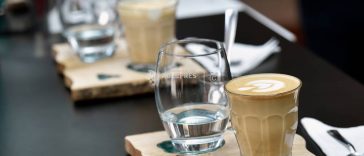 Studiu UAIC/Cafeaua perfectă – dimineața, miercurea, primăvara, neagră, băută dintr-o cană de ceramică și fără capac