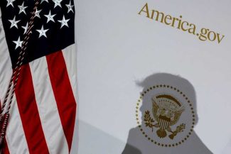 SUA: Un robot guvernamental alimentat de IA a încetat să contrazică anumite afirmații ale lui Trump la o zi de la lansare