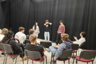 REPORTAJ Vrancea: Tinerii învață, prin teatru, să comunice și să empatizeze, într-un proiect al AJOFM