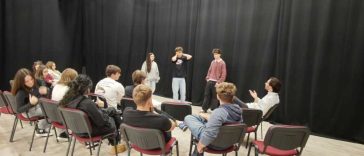 REPORTAJ Vrancea: Tinerii învață, prin teatru, să comunice și să empatizeze, într-un proiect al AJOFM