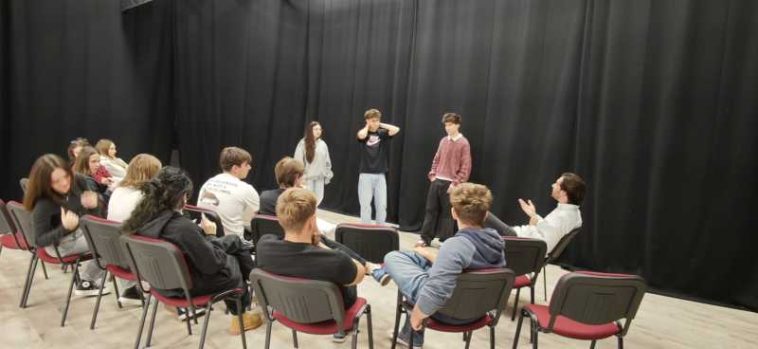 REPORTAJ Vrancea: Tinerii învață, prin teatru, să comunice și să empatizeze, într-un proiect al AJOFM