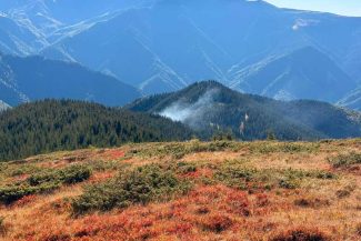 Argeș: Incendiul izbucnit într-o pădure de pe muntele Drăghina a fost localizat; se intervine pentru lichidare