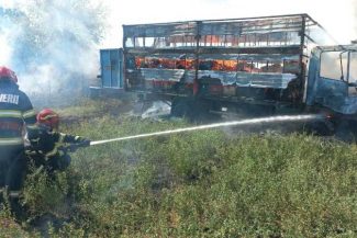 Argeș: Un autocamion încărcat cu stupi a ars în comuna Călinești