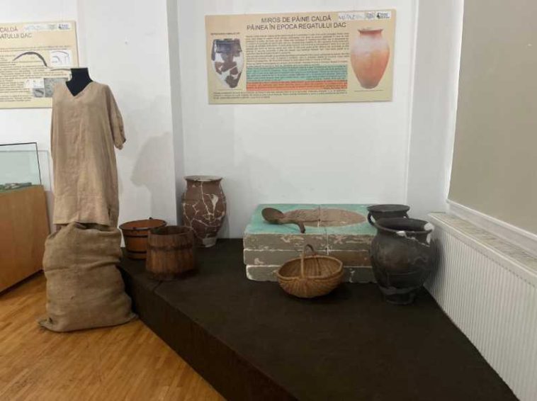 Vâlcea: Expoziție despre pâinea din vremea dacilor, deschisă la Muzeul Județean (GALERIE FOTO)