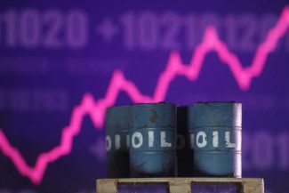 Reuters: Prețurile petrolului au crescut cu 2% după ce China a suspendat exporturile de combustibil