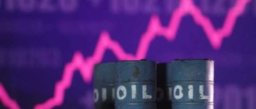Reuters: Prețurile petrolului au crescut cu 2% după ce China a suspendat exporturile de combustibil