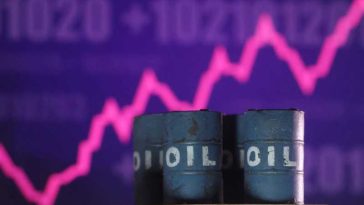 Reuters: Prețurile petrolului au crescut cu 2% după ce China a suspendat exporturile de combustibil