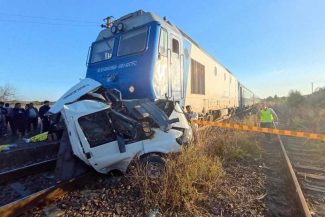 Galați: Patru persoane, între care o fetiță de 7 ani, decedate după ce o autoutilitară a fost lovită de tren