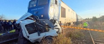 Galați: Patru persoane, între care o fetiță de 7 ani, decedate după ce o autoutilitară a fost lovită de tren