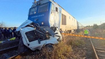 Galați: Patru persoane, între care o fetiță de 7 ani, decedate după ce o autoutilitară a fost lovită de tren