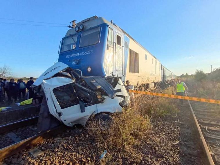 Galați: Patru persoane, între care o fetiță de 7 ani, decedate după ce o autoutilitară a fost lovită de tren