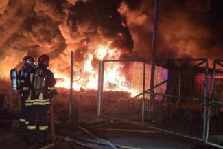VIDEO UPDATE Sibiu: Incendiu de amploare, cu degajări mari de fum, la o hală de sortare-reciclare deșeuri din Șura Mică