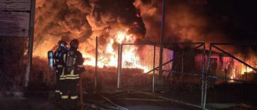 VIDEO UPDATE Sibiu: Incendiu de amploare, cu degajări mari de fum, la o hală de sortare-reciclare deșeuri din Șura Mică