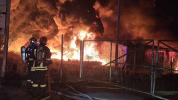 VIDEO UPDATE Sibiu: Incendiu de amploare, cu degajări mari de fum, la o hală de sortare-reciclare deșeuri din Șura Mică