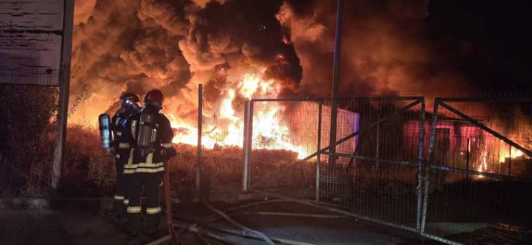 VIDEO UPDATE Sibiu: Incendiu de amploare, cu degajări mari de fum, la o hală de sortare-reciclare deșeuri din Șura Mică
