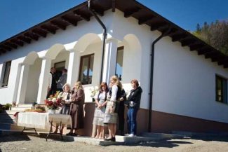 REPORTAJ/Vrancea: Viața se întoarce printre casele arse de la Soveja; primele familii se mută din nou acasă
