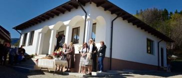 REPORTAJ/Vrancea: Viața se întoarce printre casele arse de la Soveja; primele familii se mută din nou acasă