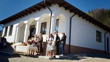 REPORTAJ/Vrancea: Viața se întoarce printre casele arse de la Soveja; primele familii se mută din nou acasă