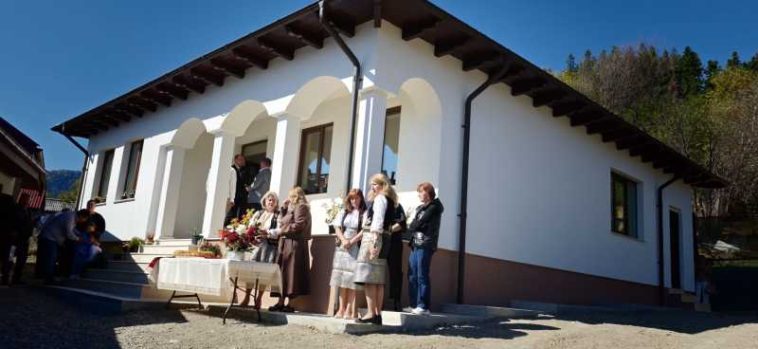 REPORTAJ/Vrancea: Viața se întoarce printre casele arse de la Soveja; primele familii se mută din nou acasă