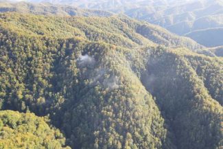 Vâlcea: Incendiul de pădure de la Băile Olănești, în continuare nelocalizat; două aeronave Spartan intervin în sprijinul pompierilor