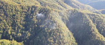 Vâlcea: Incendiul de pădure de la Băile Olănești, în continuare nelocalizat; două aeronave Spartan intervin în sprijinul pompierilor