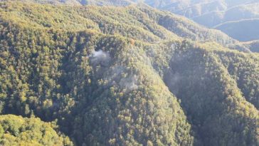 Vâlcea: Incendiul de pădure de la Băile Olănești, în continuare nelocalizat; două aeronave Spartan intervin în sprijinul pompierilor