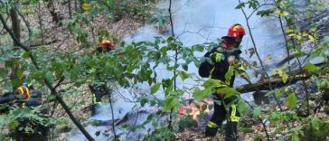 Caraș-Severin: Pompierii continuă misiunea de stingere a incendiului din Parcul Național Domogled-Valea Cernei