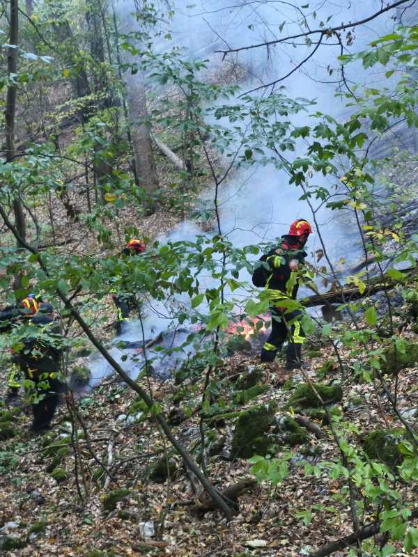 Caraș-Severin: Pompierii continuă misiunea de stingere a incendiului din Parcul Național Domogled-Valea Cernei