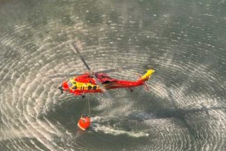 IGSU: 107 aruncări cu apă, efectuate de elicopterele Black Hawk pentru stingerea incendiilor din Domogled