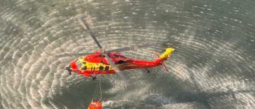 IGSU: 107 aruncări cu apă, efectuate de elicopterele Black Hawk pentru stingerea incendiilor din Domogled