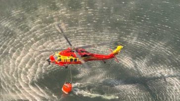 IGSU: 107 aruncări cu apă, efectuate de elicopterele Black Hawk pentru stingerea incendiilor din Domogled