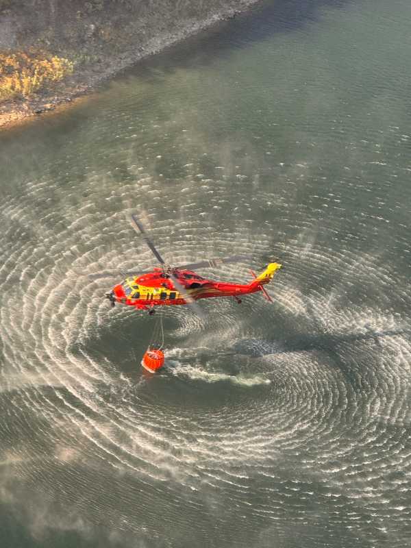 IGSU: 107 aruncări cu apă, efectuate de elicopterele Black Hawk pentru stingerea incendiilor din Domogled