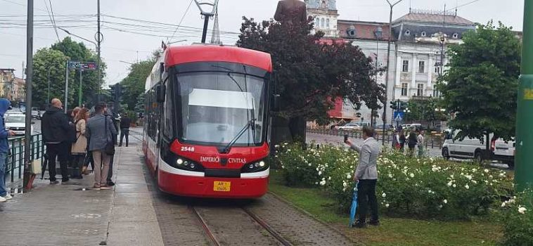 Arad: Creștere cu 77% a vânzărilor de bilete de tramvai și autobuz față de anul trecut, după ieftinirea la 1 leu