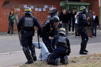 Noi ciocniri între liceenii francezi și poliție, în timp ce protestele tinerilor se extind din Franța în Belgia