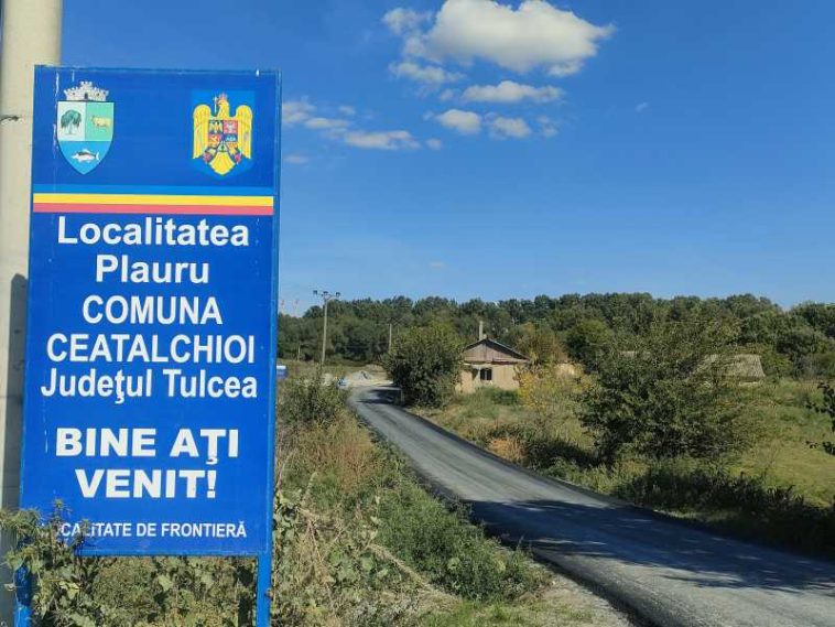 REPORTAJ Tulcea: La Ceatalchioi, chiar și animalele s-au obișnuit cu zgomotele exploziilor și dronelor