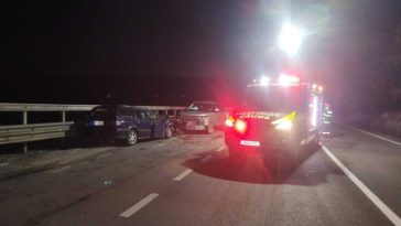 Mureș: Accident între un camion și două autoturisme pe DN13; o persoană – încarcerată