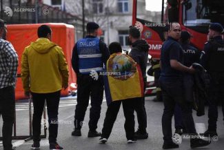 Jandarmii le-au aplicat 50 de amenzi susținătorilor lui Georgescu care protestează în fața Arestului Central