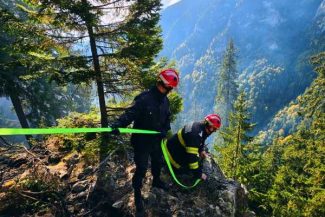 Hunedoara: Incendiul din Retezat – pompierii, sprijiniți de alpiniști pentru a ajunge cu apă la focar