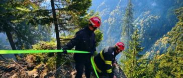Hunedoara: Incendiul din Retezat – pompierii, sprijiniți de alpiniști pentru a ajunge cu apă la focar