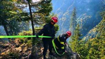 Hunedoara: Incendiul din Retezat – pompierii, sprijiniți de alpiniști pentru a ajunge cu apă la focar