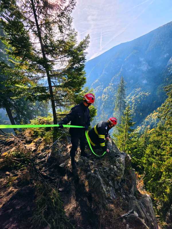 Hunedoara: Incendiul din Retezat – pompierii, sprijiniți de alpiniști pentru a ajunge cu apă la focar