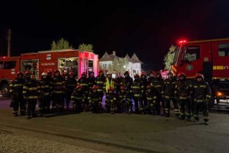 VIDEO UPDATE ISU Vâlcea: Incendiul izbucnit la o hală în care se aflau peste 30 de tone de vopseluri şi diluanţi a fost lichidat