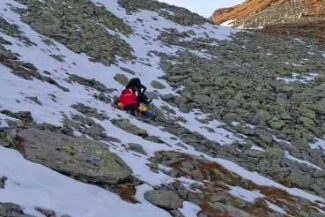 VIDEO Sibiu: Bărbatul care a căzut 40 de metri în Munții Făgăraș este în stare stabilă