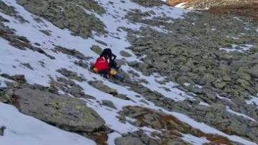 VIDEO Sibiu: Bărbatul care a căzut 40 de metri în Munții Făgăraș este în stare stabilă