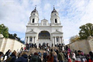 Peste 10.000 de pelerini au ajuns la Iași pentru a se închina la Sf. Cuvioasă Parascheva înainte de debutul pelerinajului
