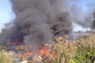Dâmbovița: Incendiul de la Bălteni a fost lichidat; au ars deșeuri menajere, mase plastice și vegetație uscată