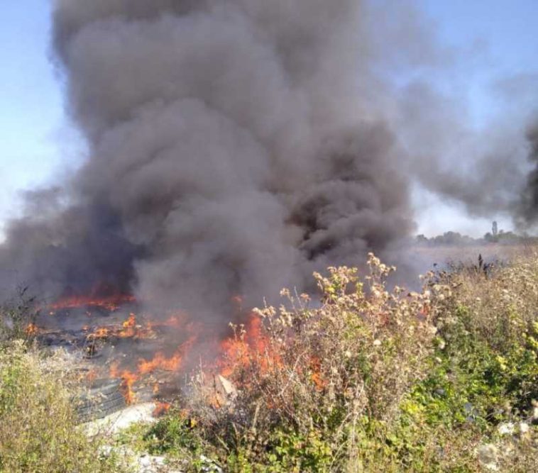 Dâmbovița: Incendiul de la Bălteni a fost lichidat; au ars deșeuri menajere, mase plastice și vegetație uscată